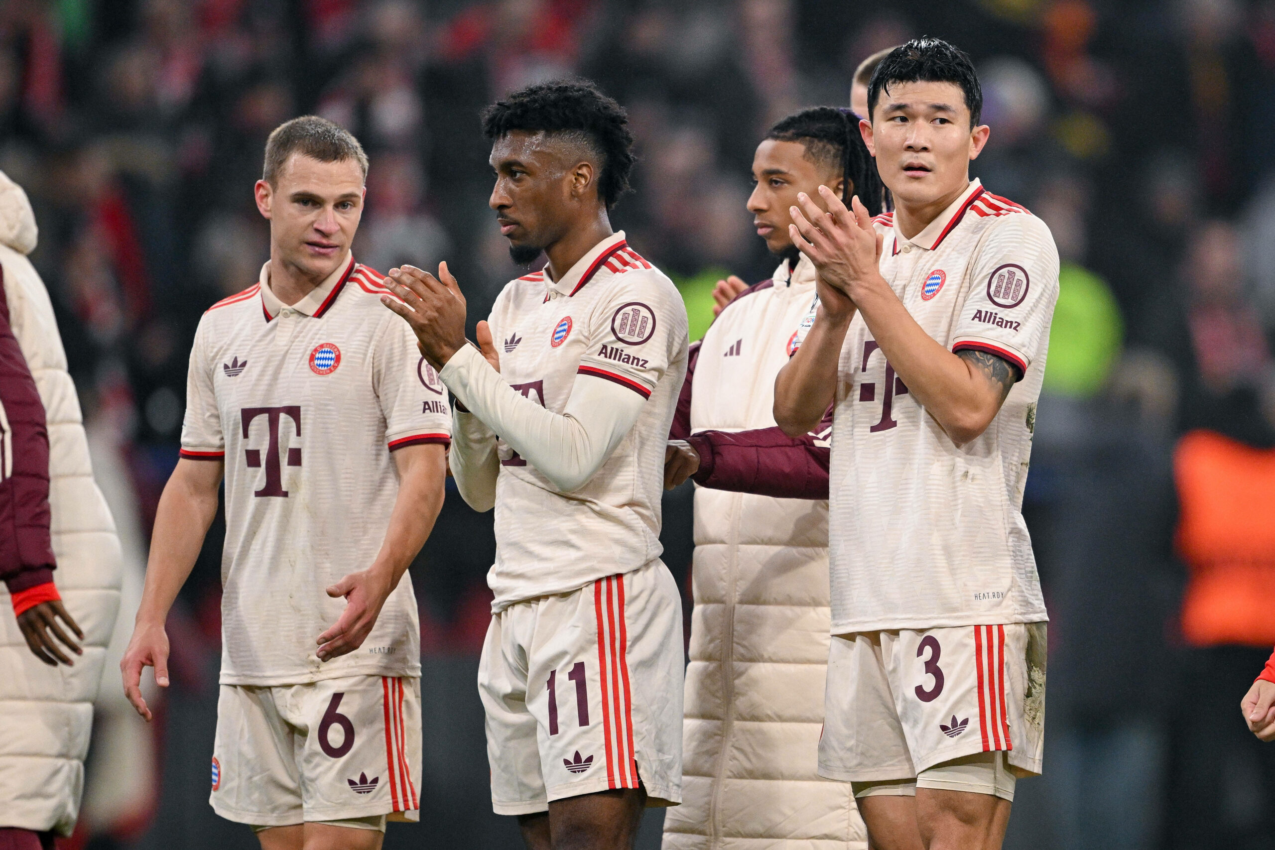 Die Bayern Stars Kimmich, Coman, Olise und Kim bedanken sich bei den Fans