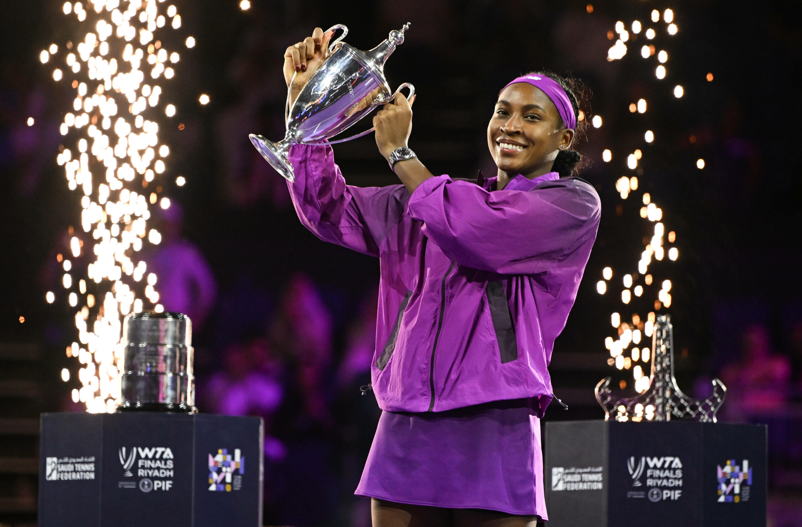 Coco Gauff lächelt und streckt den Pokal in die Luft