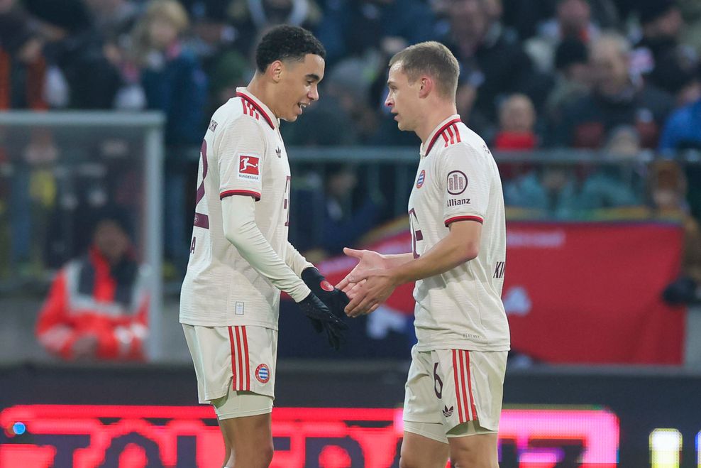 Jamal Musiala klatscht mit Joshua Kimmich ab