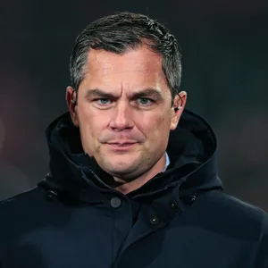 Marcel Schäfer schaut mit ernstem Blick in die Kamera