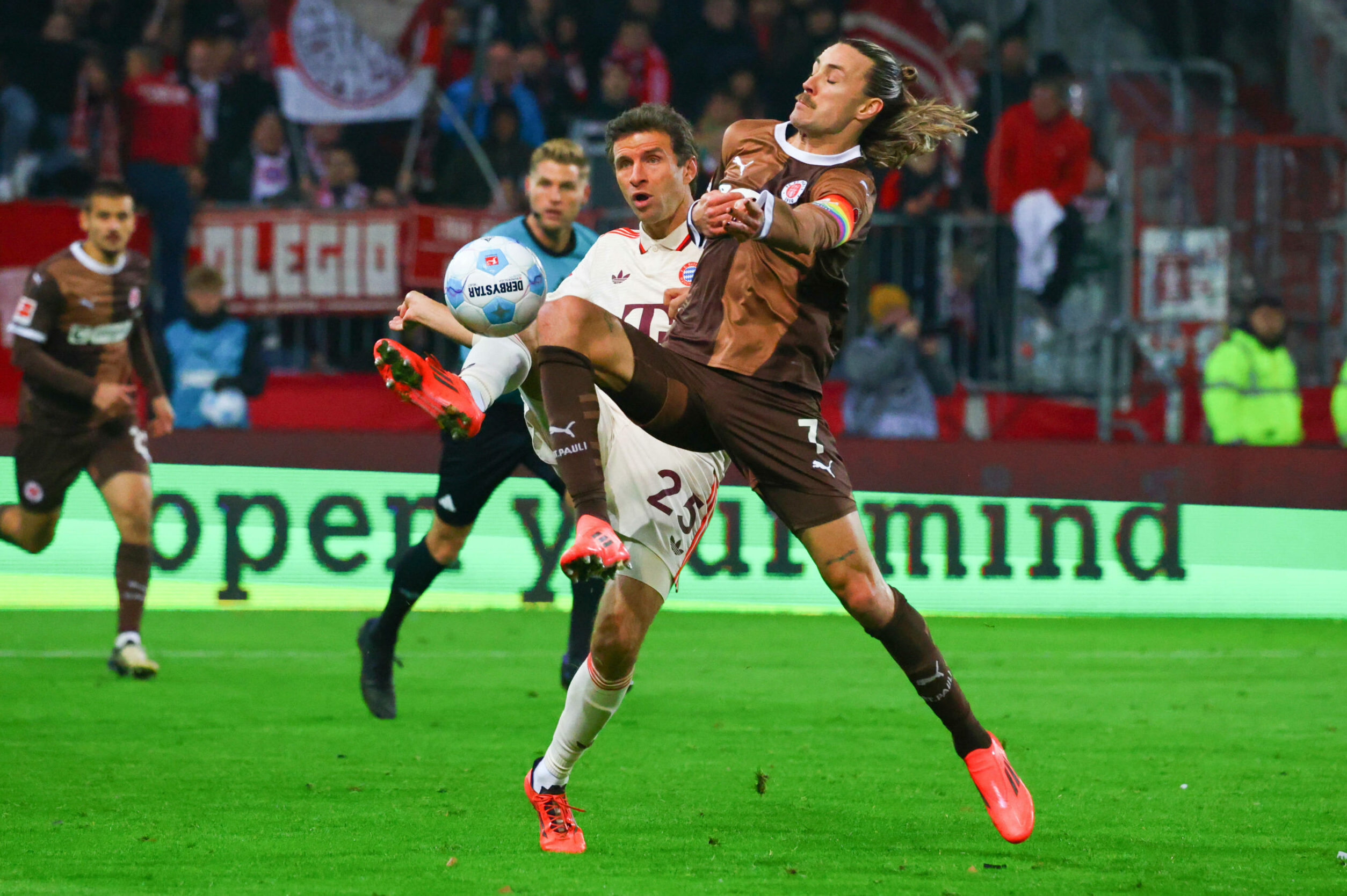 Jackson Irvine schirmt den Ball gegen Thomas Müller ab