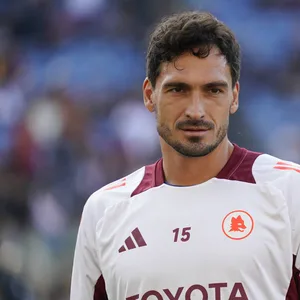 Mats Hummels im Aufwärtmshirt der AS Rom