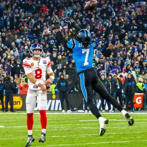 Jadeveon Clowney von den Carolina Panthers versucht, den Passwurf von Daniel Jones von den New York Giants zu blocken.