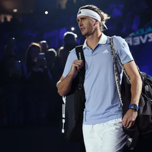Alexander Zverev mit zwei Taschen über den Schultern