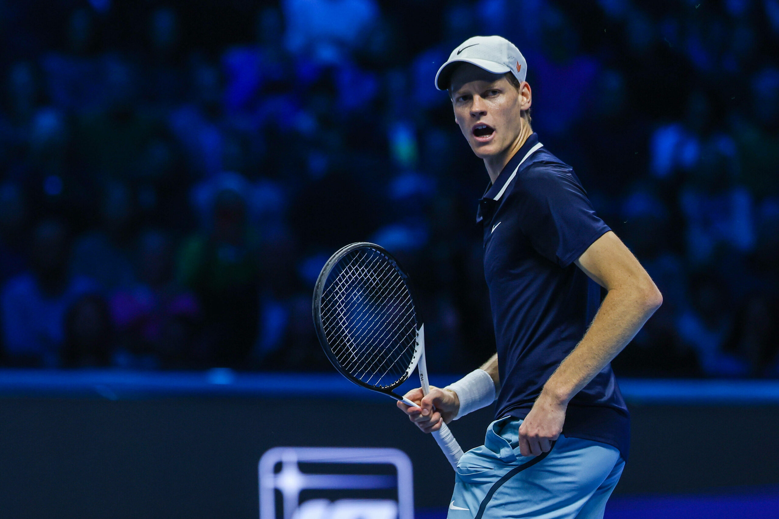 Jannik Sinner mit Tennisschläger in der Hand jubelt bei Turnier in Turin