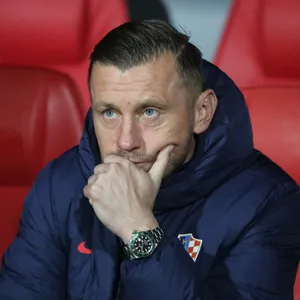 Ivica Olic sitzt nachdenklich auf der Bank.