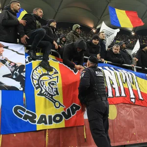 Rumänische Fans stehen in der Kurve