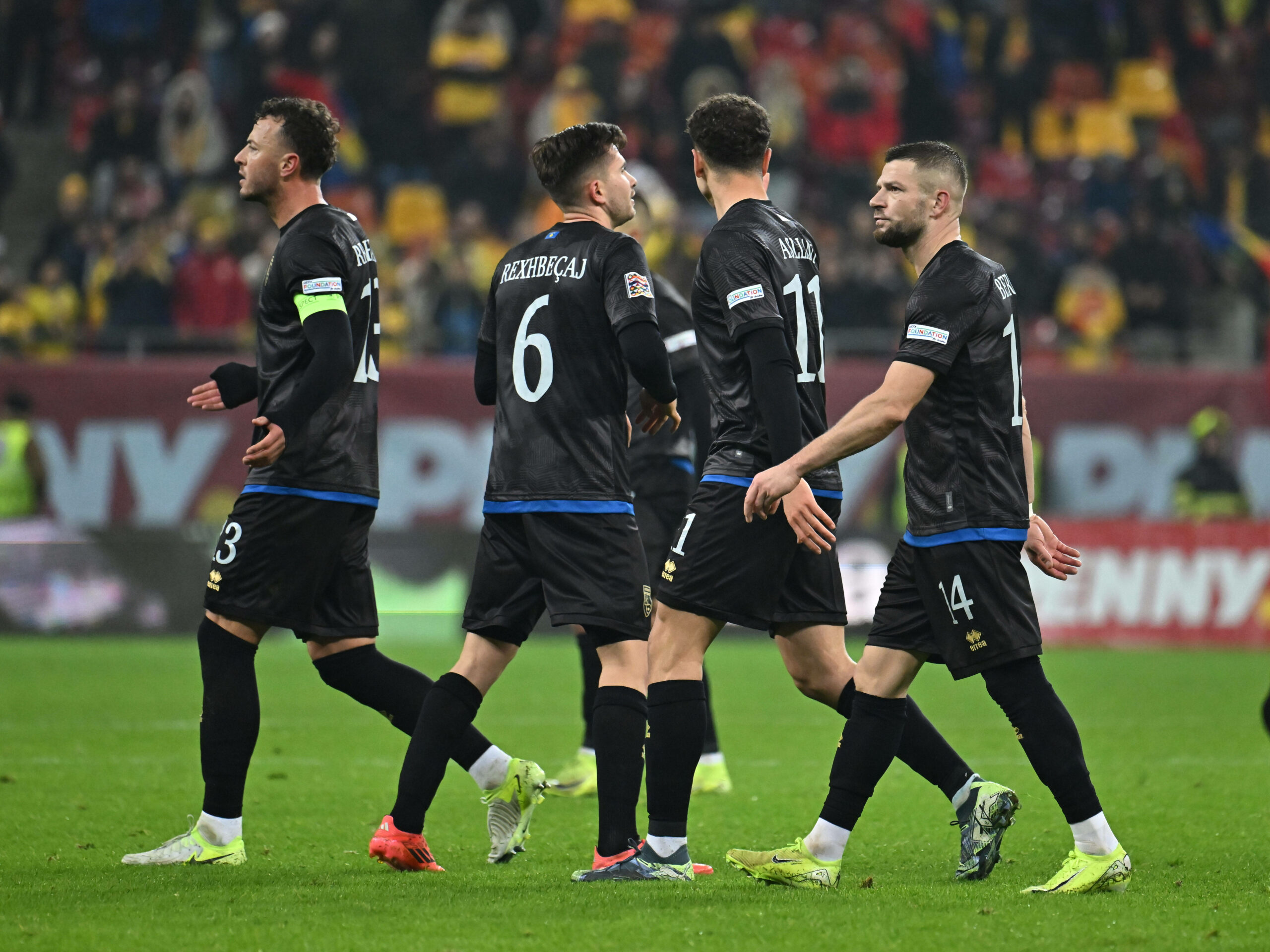 Kosovos Spieler verlassen in Rumänien den Platz.