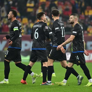 Kosovos Spieler verlassen in Rumänien den Platz.
