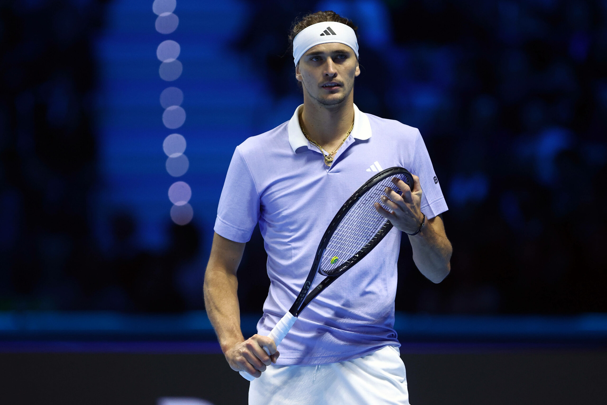 Alexander Zverev guckt gerade aus und hat den Tennisschläger in der Hand