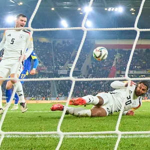 Serge Gnabry rutscht in den Schuss von Pascal Groß
