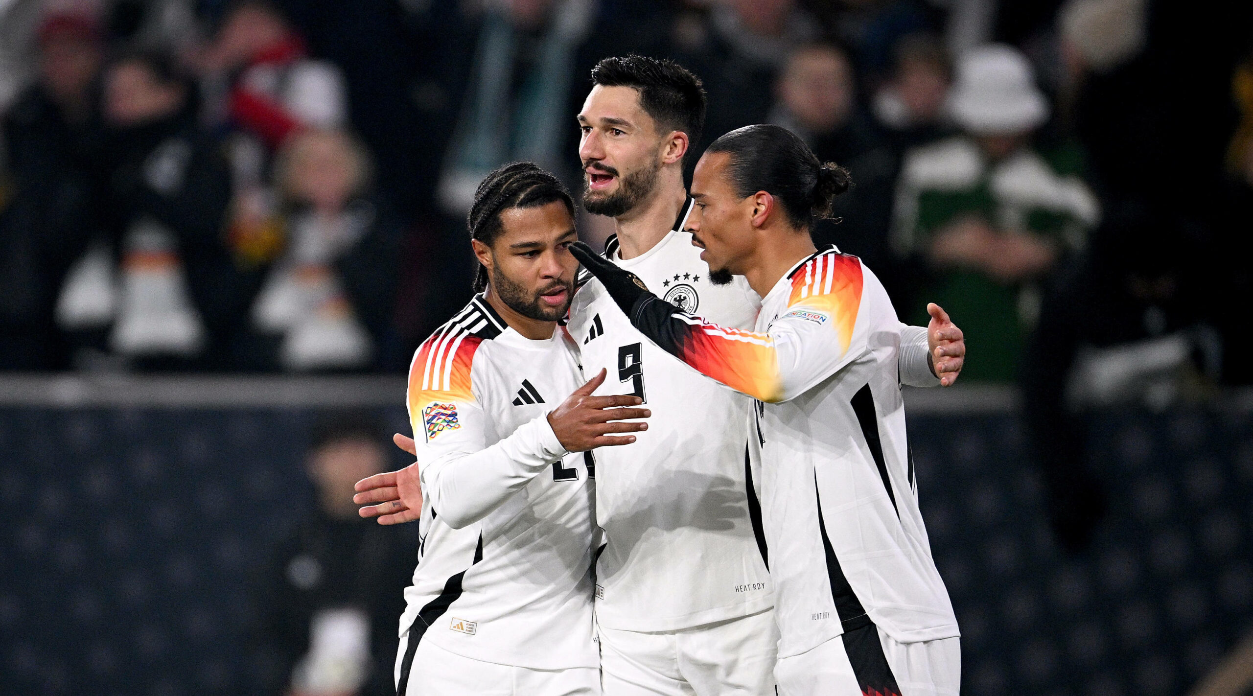 Serge Gnabry, Tim Kleindienst und Leroy Sane umarmen sich nach Tor für Deutschland