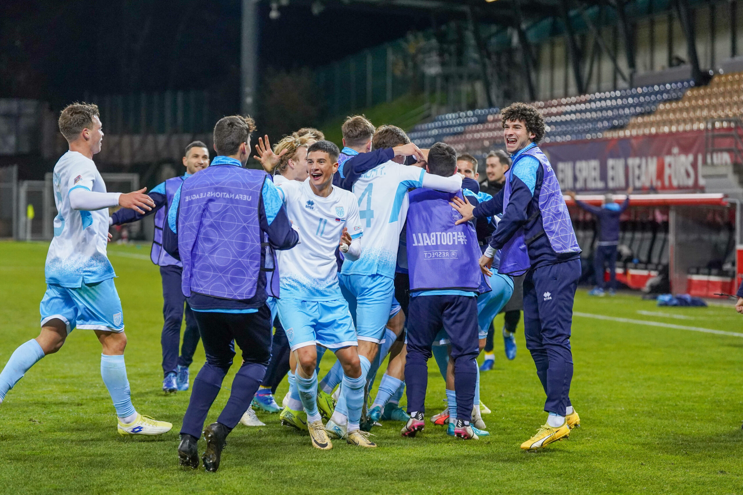 San Marino Spieler jubeln gemeinsam über den Sieg in Liechtenstein.