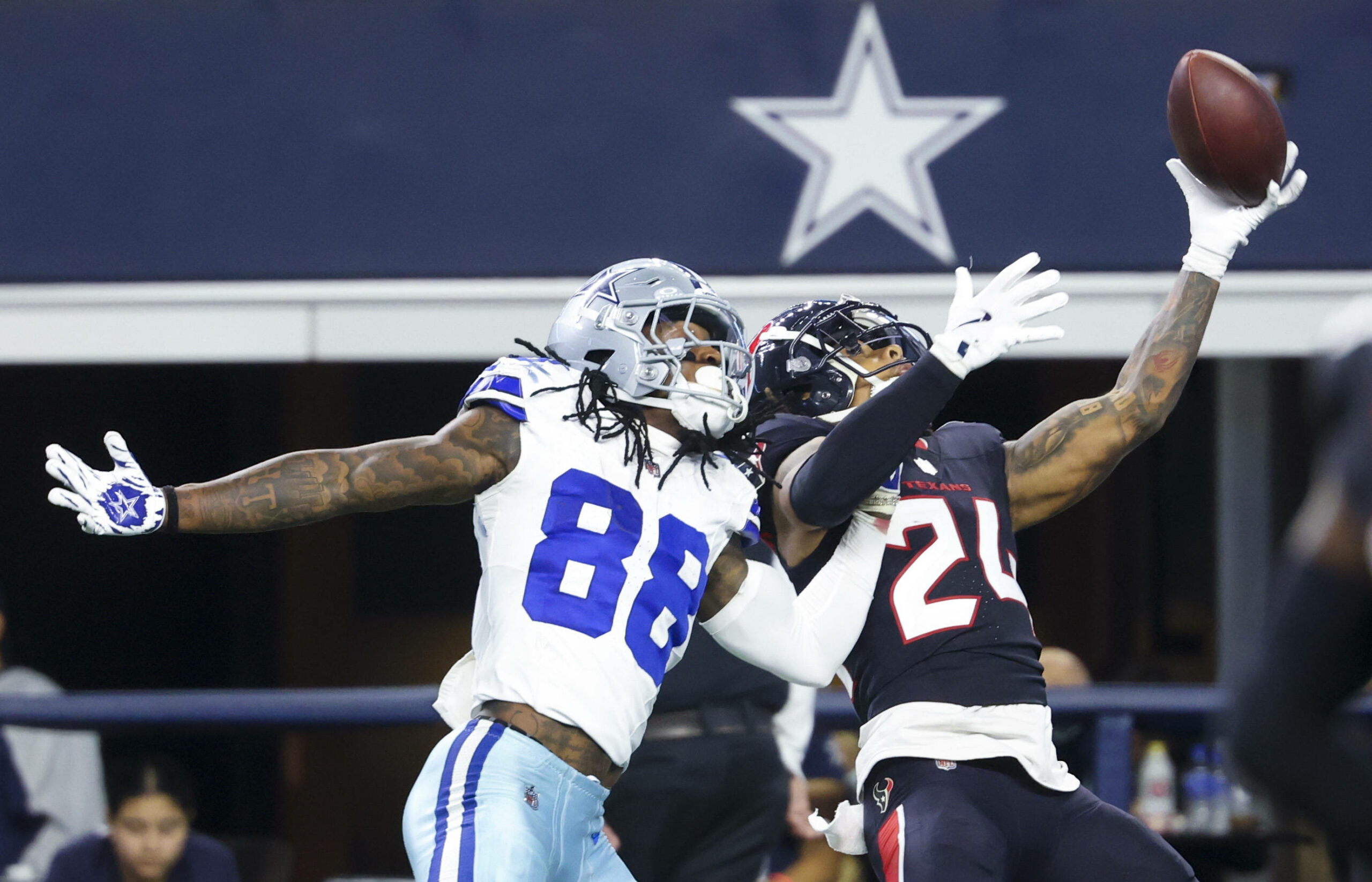 Derek Stingley Jr. (24) verteidigt einen Wurf auf CeeDee Lamb (88)