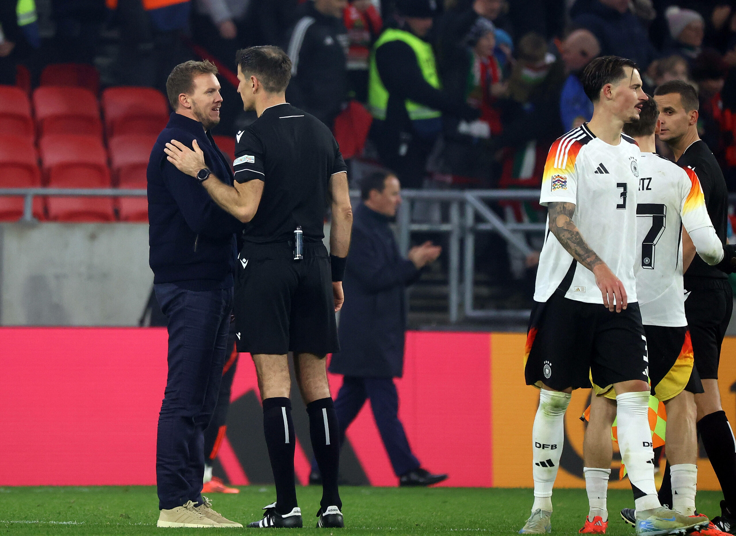 Julian Nagelsmann diskutiert mit Schiedsrichter Duje Strukan