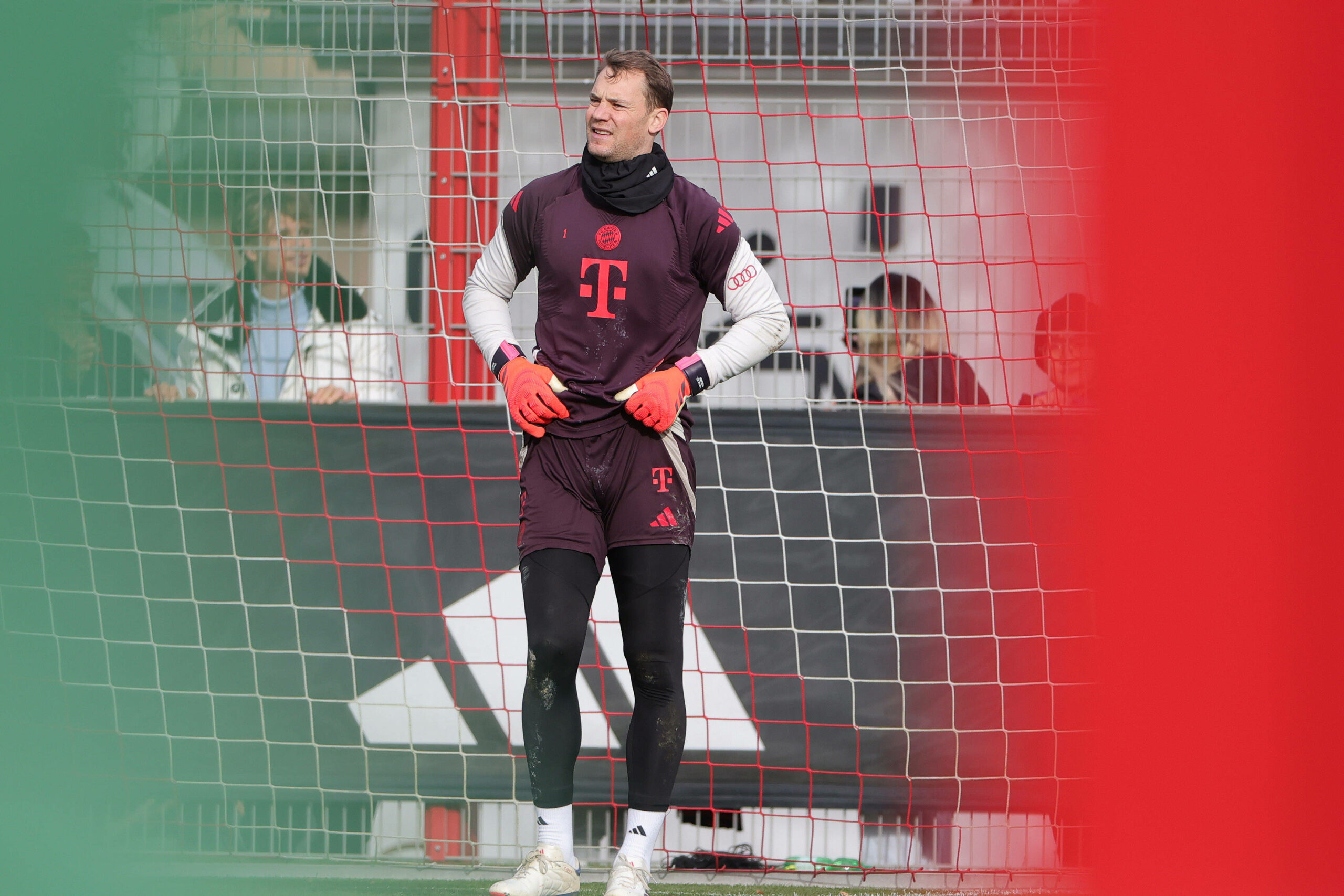 Manuel Neuer stützt seine Hände im Training in seine Hüften