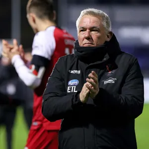 Olaf Janßen applaudiert den eigenen Fans.