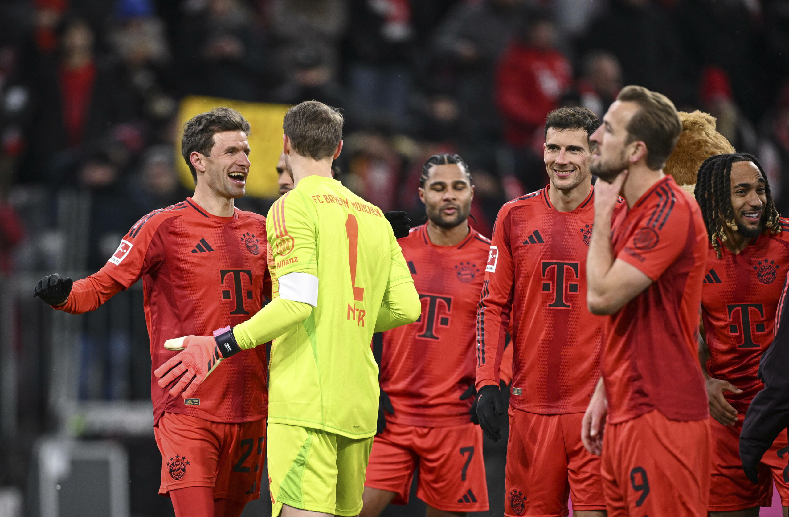 Bayern-Stars jubeln nach dem Sieg gegen Augsburg vor ihren Fans.