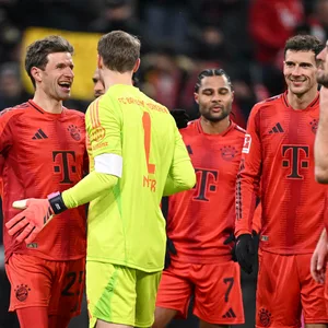 Bayern-Stars jubeln nach dem Sieg gegen Augsburg vor ihren Fans.