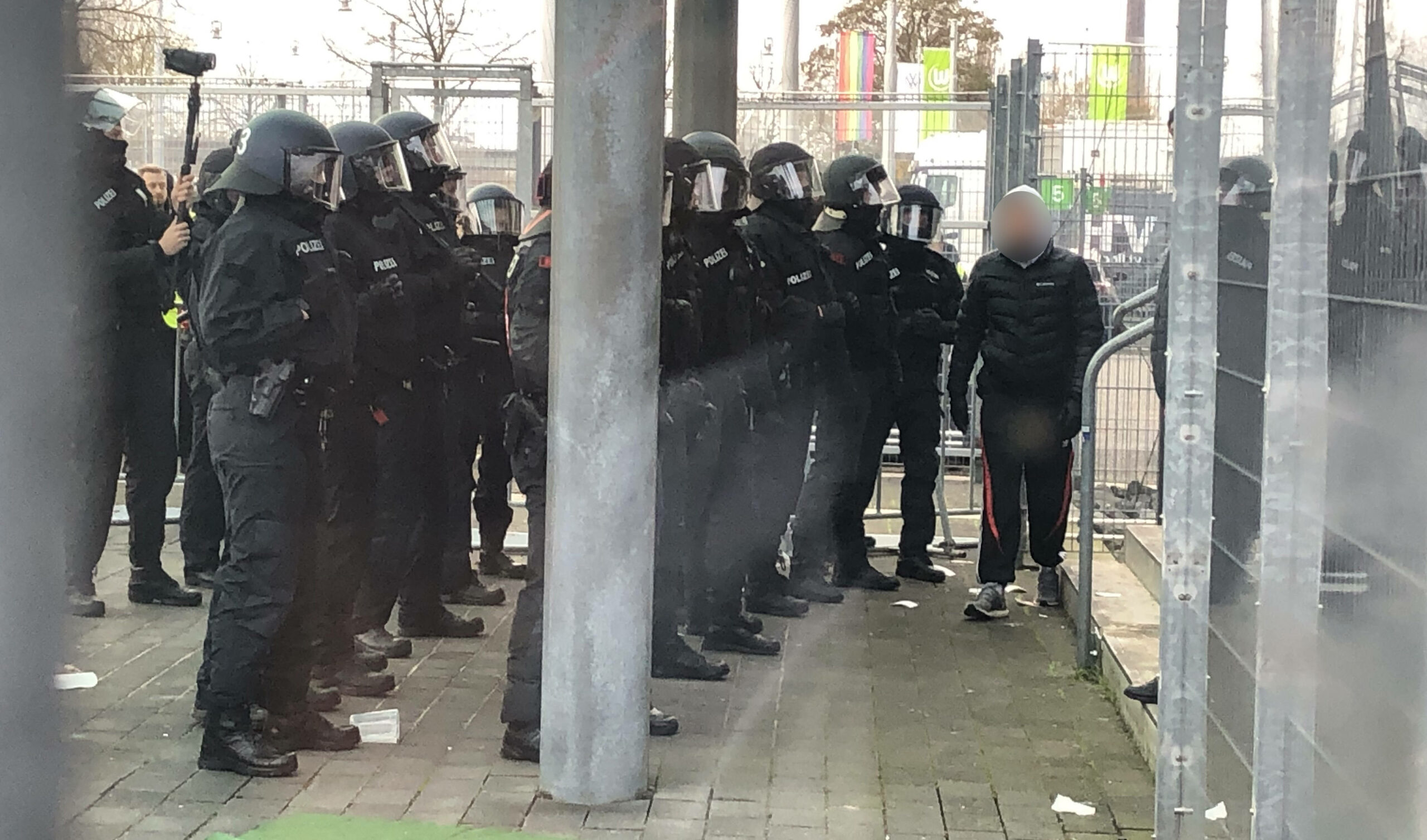 Polizeikräfte vor dem Wolfsburger Stadion