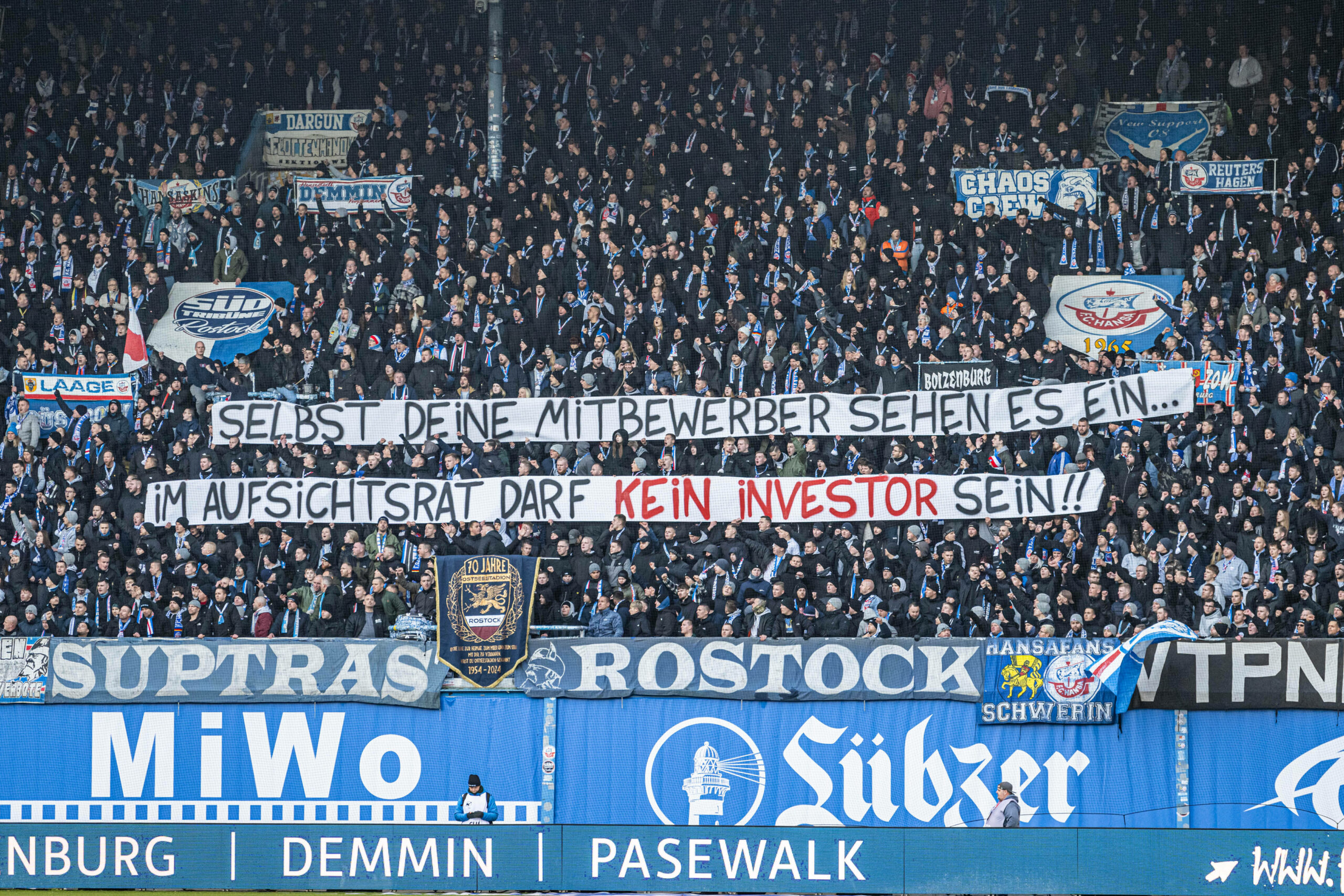 Ein Banner von Rostock-Fans in Bielefeld