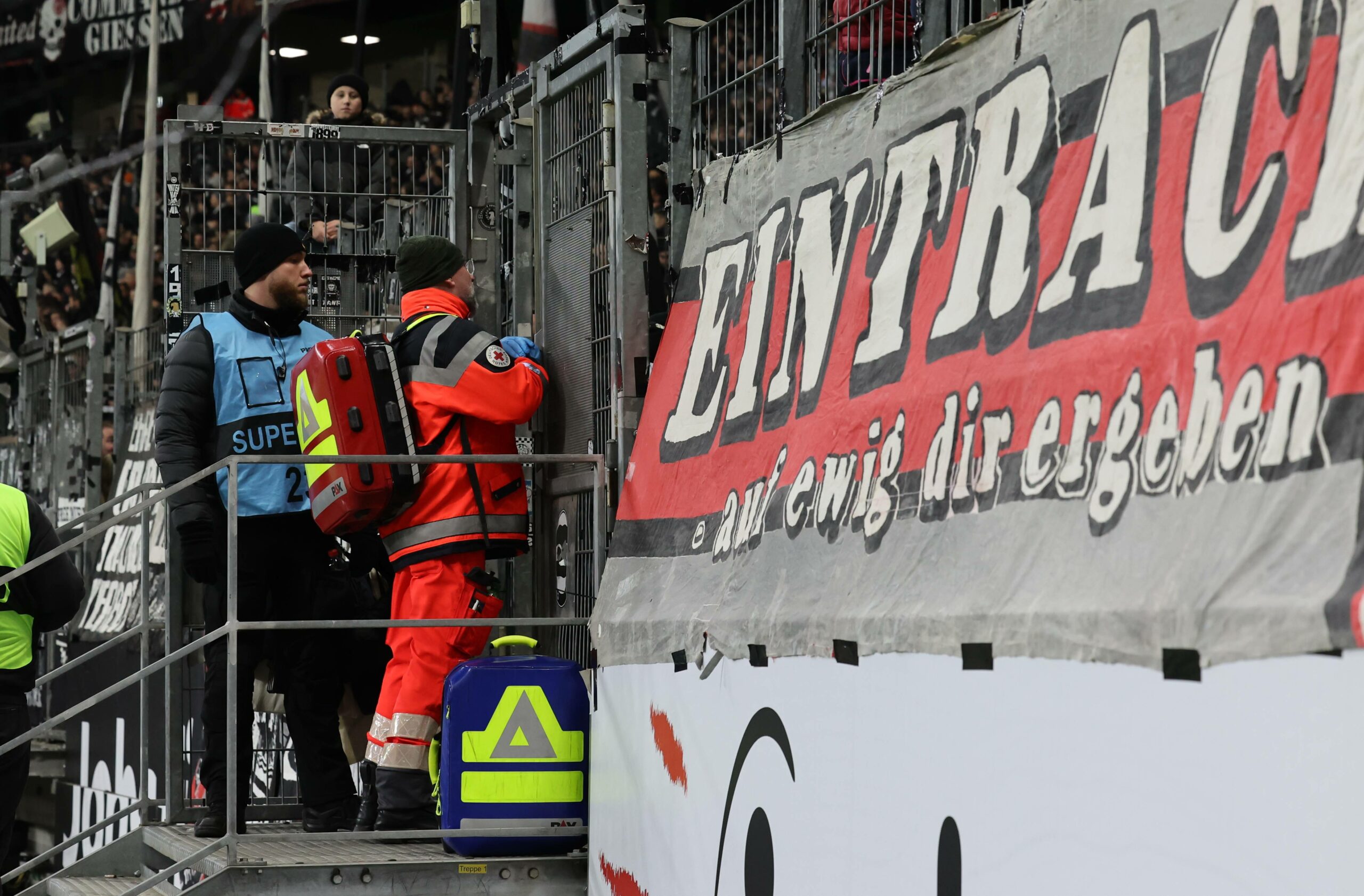 Notfalleinsatz im Block von Eintracht Frankfurt