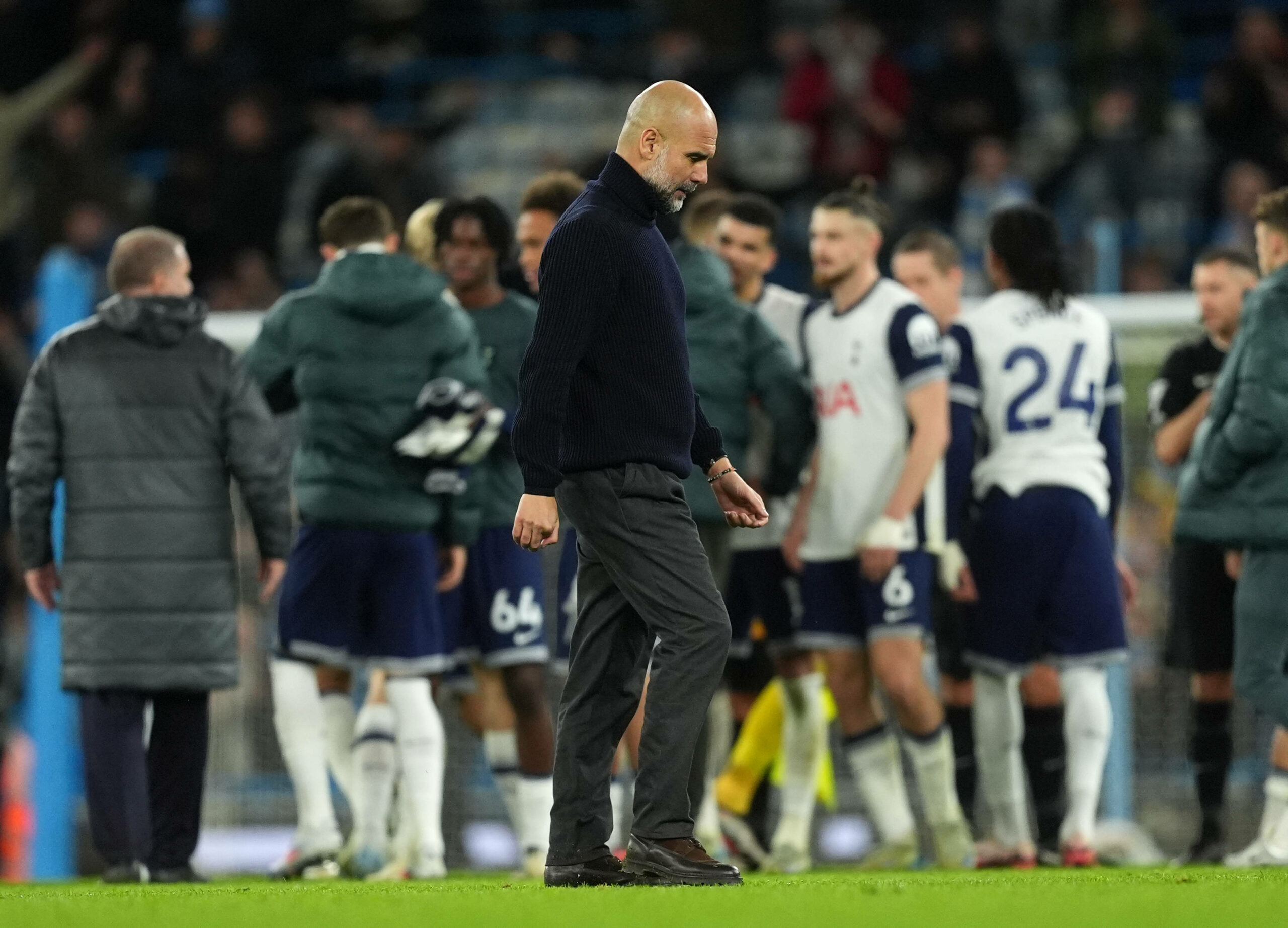 Pep Guardiola guckt enttäuscht auf den Boden