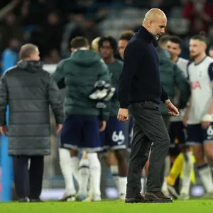 Pep Guardiola guckt enttäuscht auf den Boden