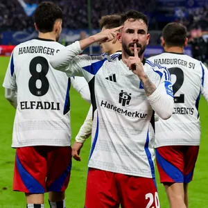 Marco Richter bejubelt sein HSV-Tor mit Finger vor dem Mund und Hand an der Stirn