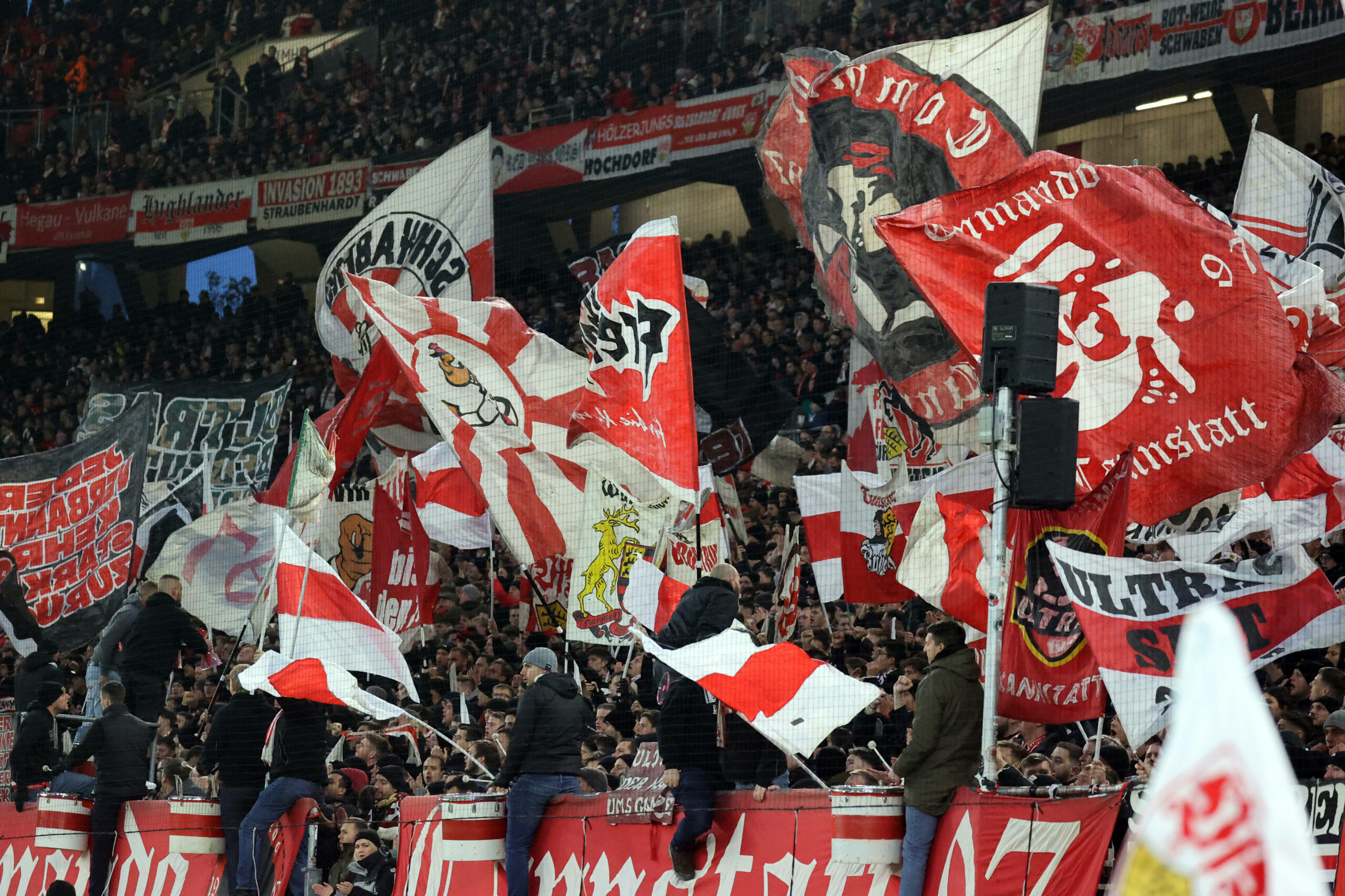 Stuttgart-Fans schwenken Fahnen im Fanblock.