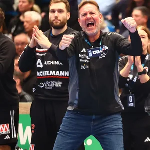 Erlangens Trainer Martin Schwalb ballt die Fäuste