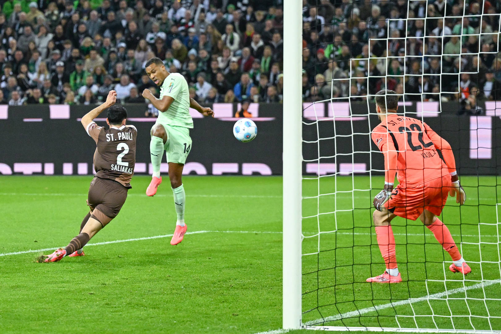 Alassane Plea trifft zum 1:0 für Gladbach gegen St. Pauli. Manolis Saliakas kommt zu spät.