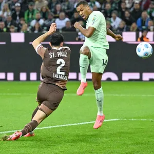 Alassane Plea trifft zum 1:0 für Gladbach gegen St. Pauli. Manolis Saliakas kommt zu spät.