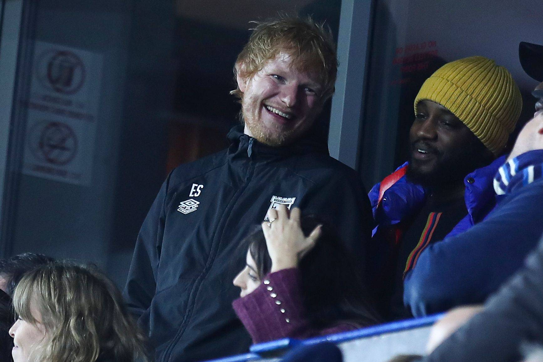 Ed Sheeran auf der Tribüne beim Spiel von Ipswich Town gegen Manchester United