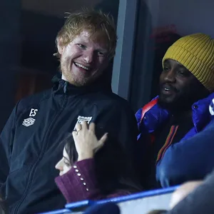 Ed Sheeran auf der Tribüne beim Spiel von Ipswich Town gegen Manchester United