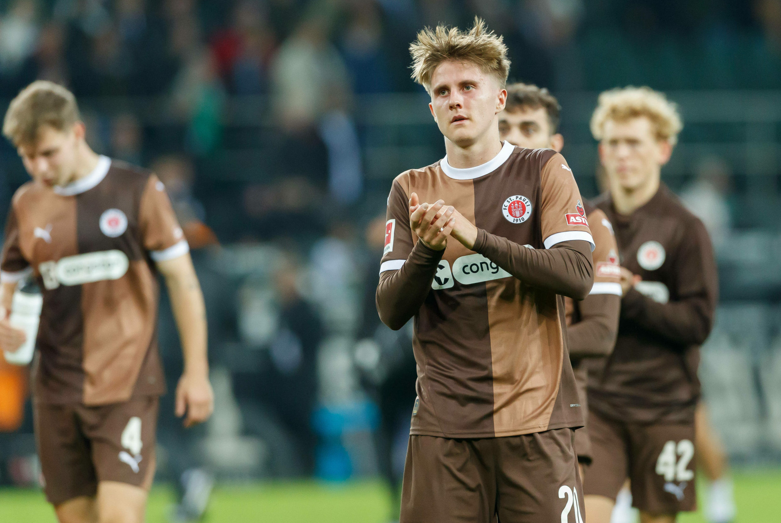 Erik Ahlstrand applaudiert nach dem Gladbach-Spiel den eigenen Fans.