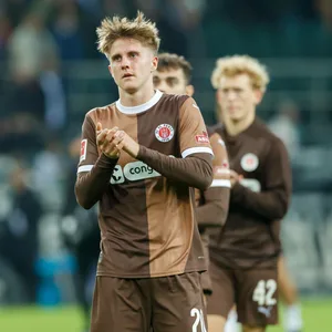 Erik Ahlstrand applaudiert nach dem Gladbach-Spiel den eigenen Fans.