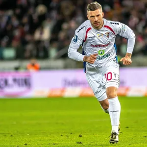 Lukas Podolski sprintet über den Rasen.