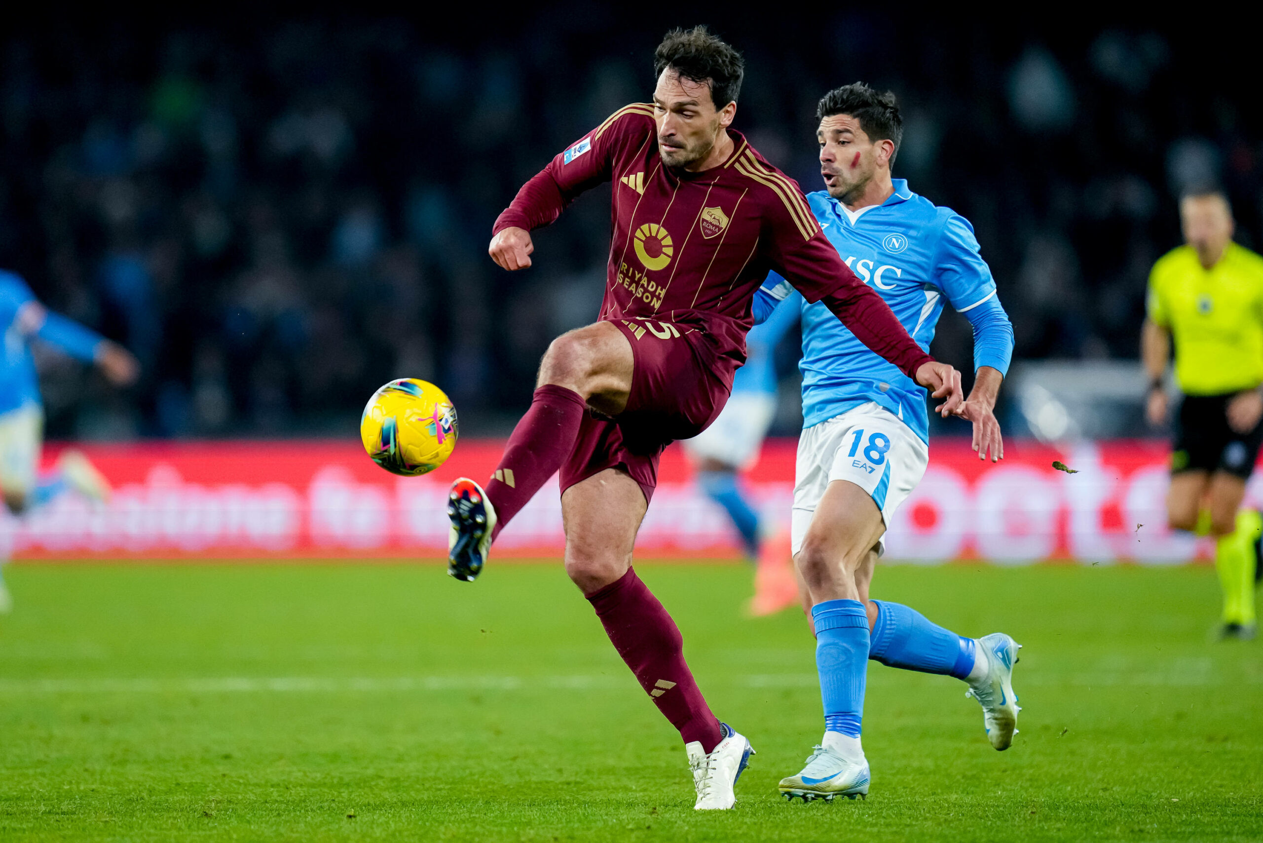 Mats Hummels spielt einen Ball aus der Luft mit dem linken Fuß.