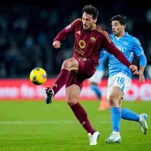 Mats Hummels spielt einen Ball aus der Luft mit dem linken Fuß.