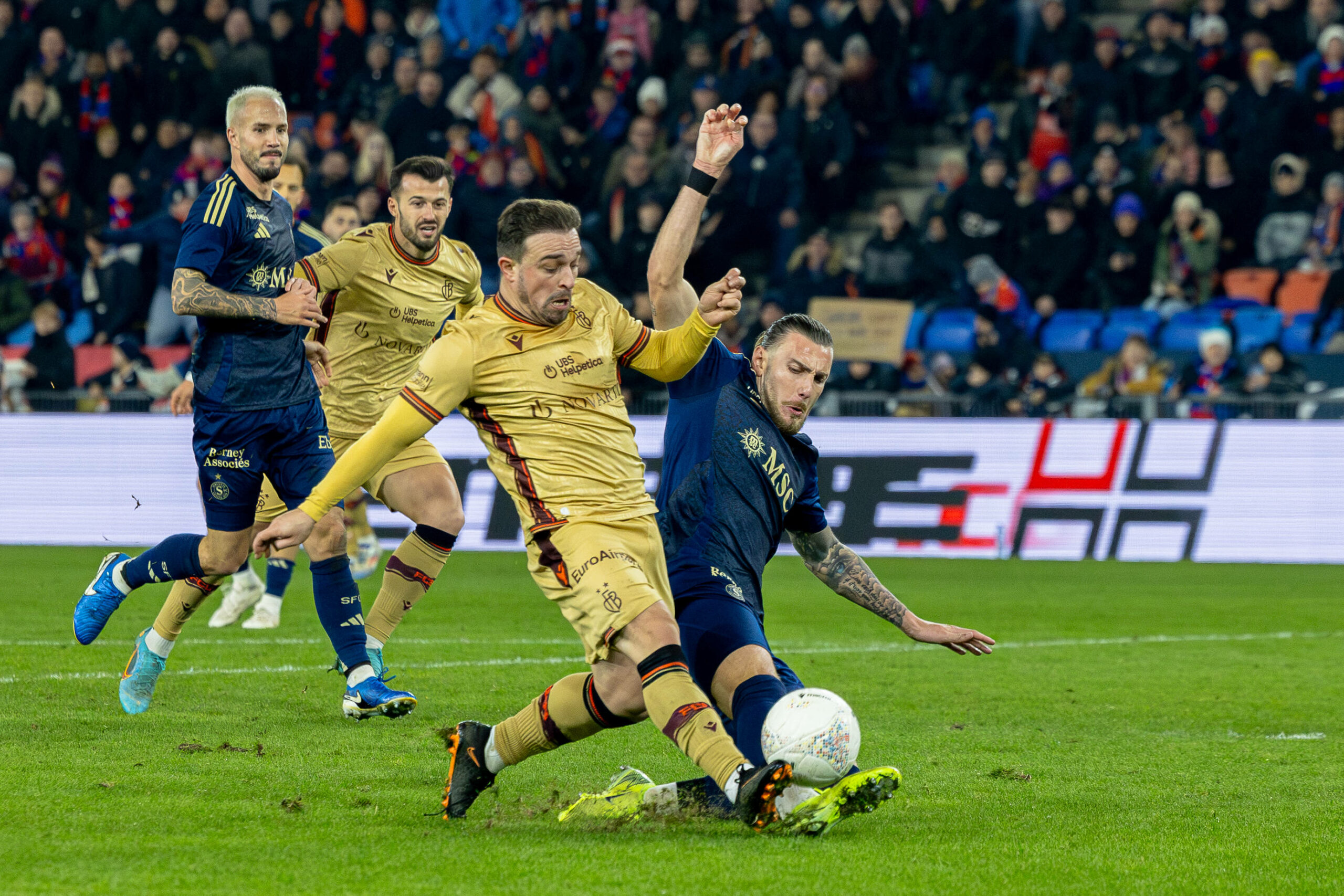 Xherdan Shaqiri im Zweikampf um den Ball