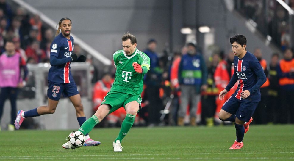 Manuel Neuer bei einem Ausflug aus dem Tor gegen Paris St. Germain