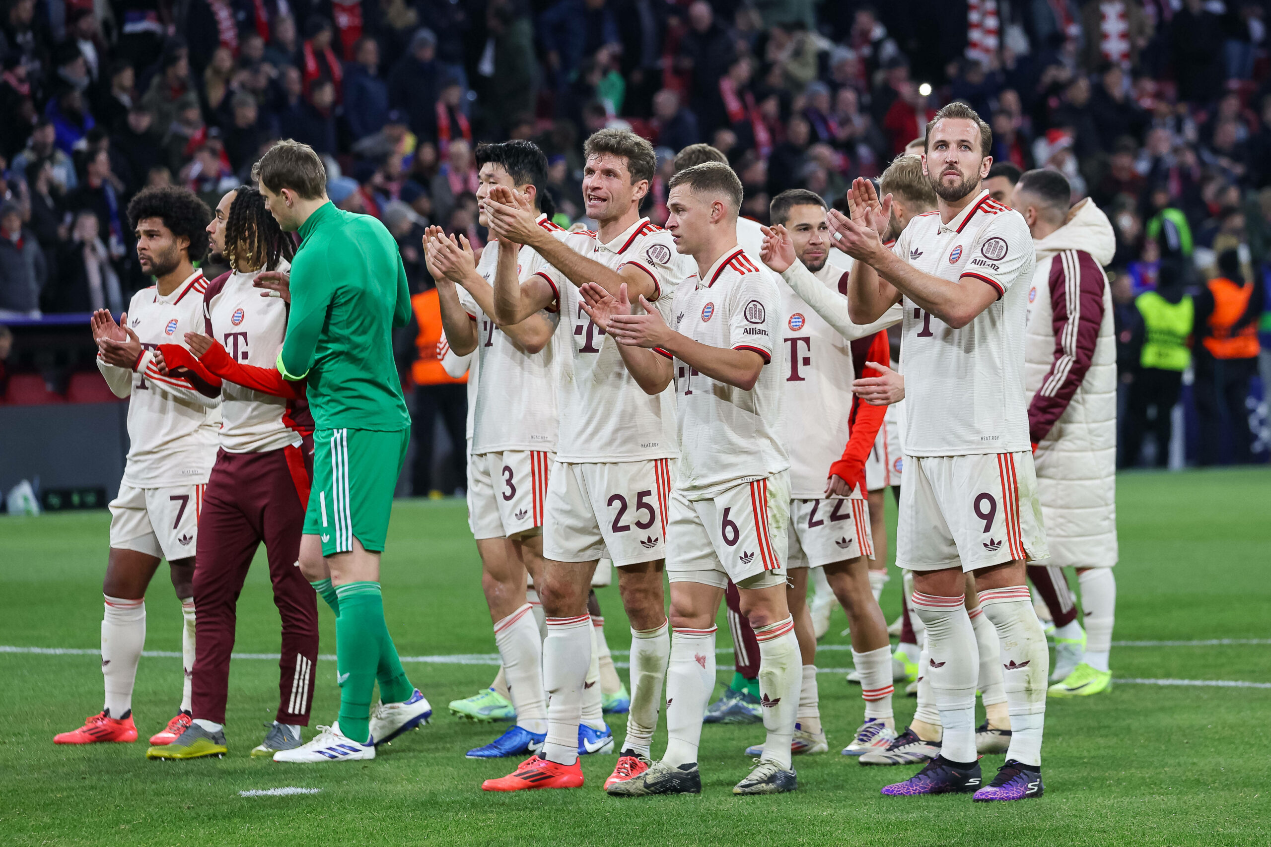 Joshua Kimmich jubelte nach dem Sieg gegen Paris mit seinen Bayern-Kollegen.