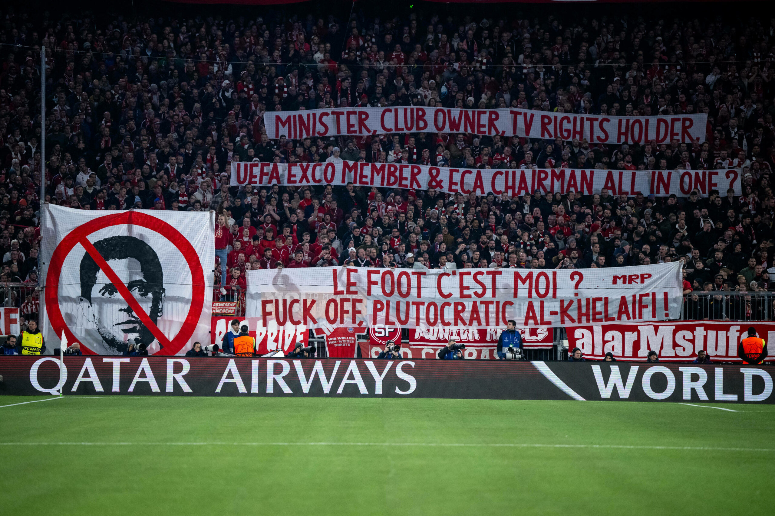 Kurve des FC Bayern hält Banner gegen den PSG-Boss hoch