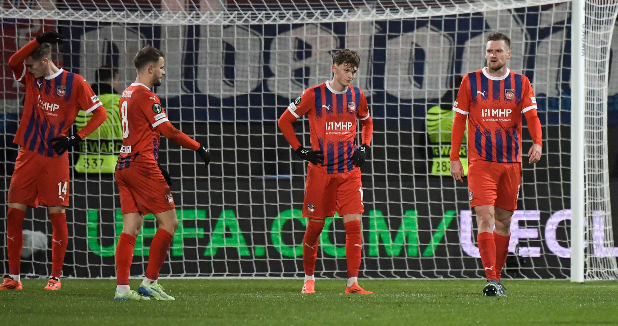 Heidenheims Spieler sind nach dem 0:2 gegen Chelsea enttäuscht.