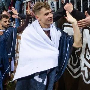 David Nemeth klatscht mit den Fans ab