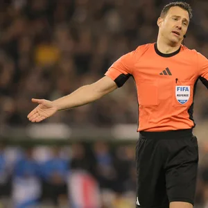 Felix Zwayer beim Spiel zwischen St. Pauli und Kiel