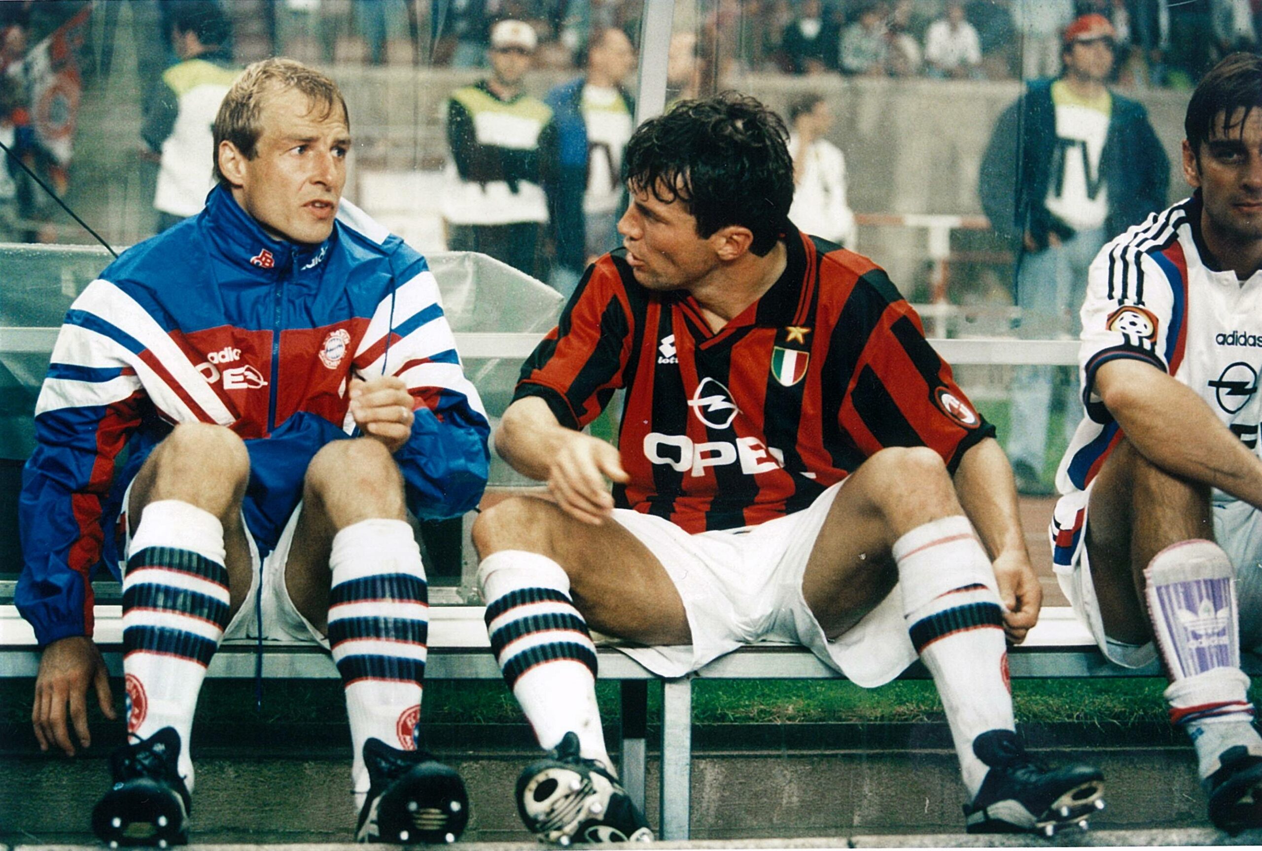 Jürgen Klinsmann und Lothar Matthäus sitzen auf der Bayern-Bank.