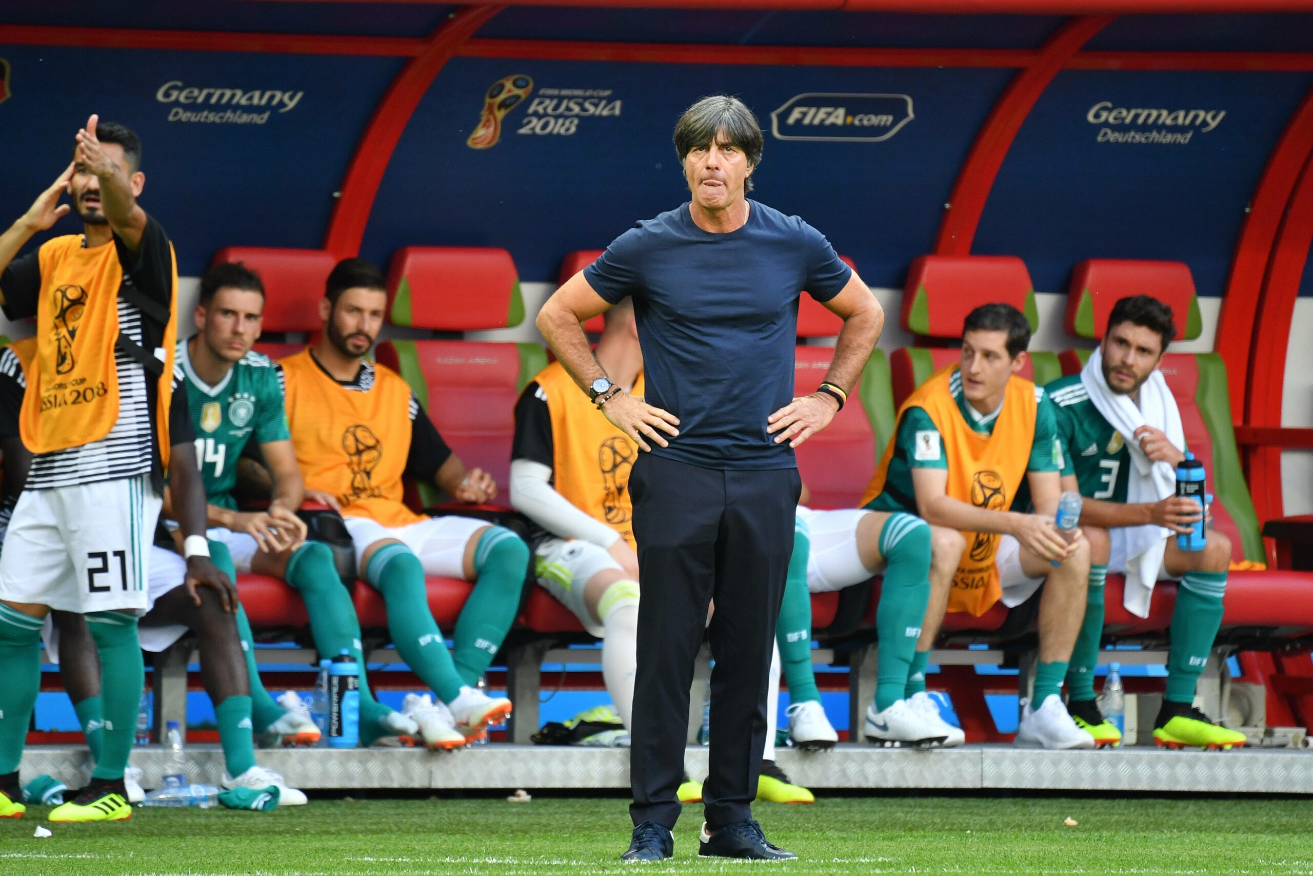 Jogi Löw steht nachdenklich an der Seitenlinie bei der WM 2018, im Hintergrund sitzen Auswechselspieler auf der Bank