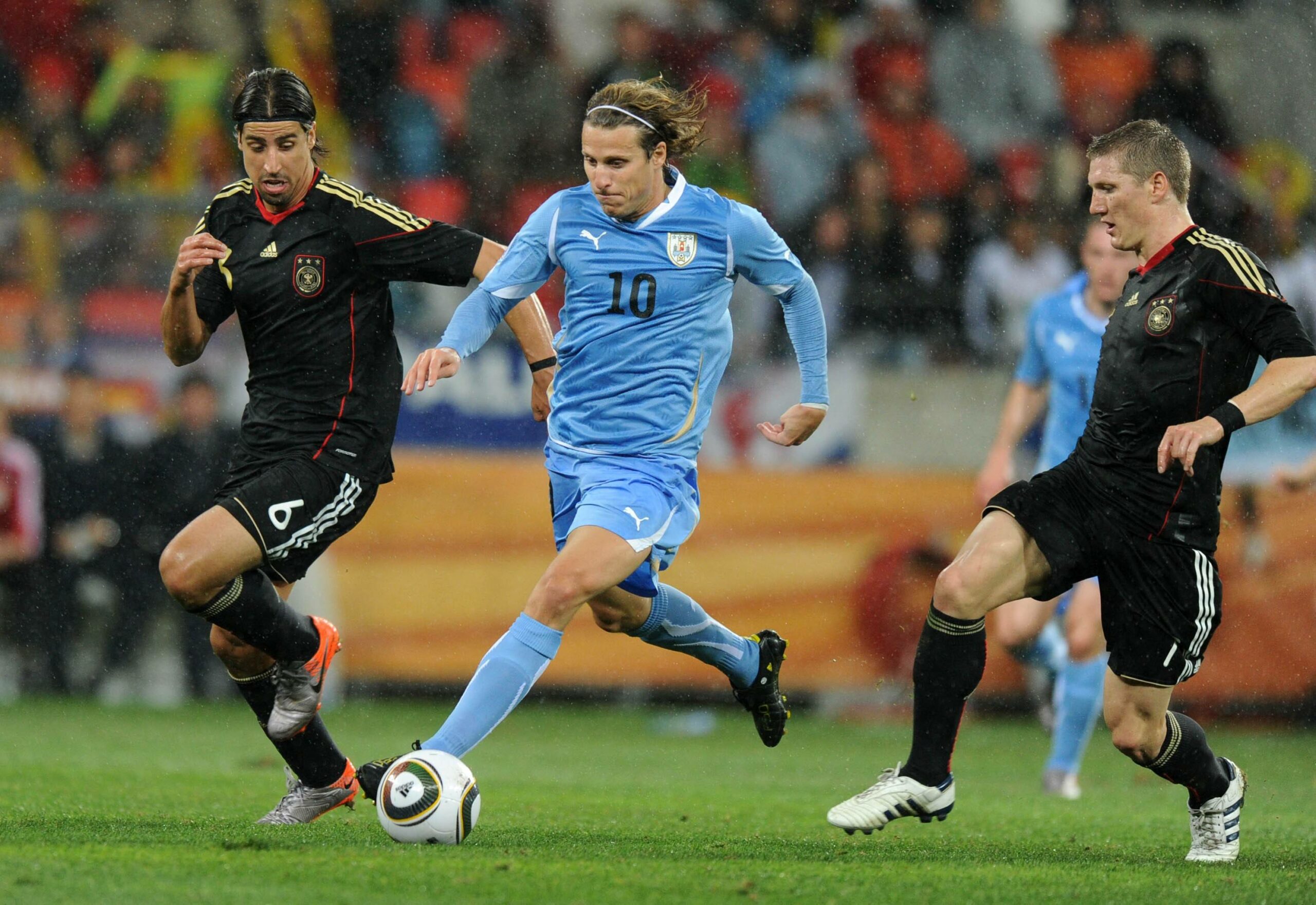 Sami Khedira, Diego Forlan und Bastian Schweinsteiger im Kampf um den Ball bei der WM 2010